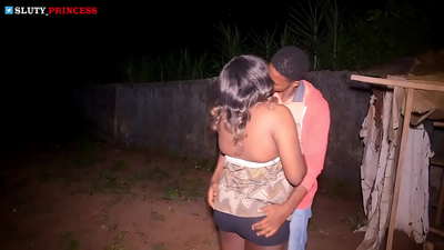 Storia d'amore in strada e sesso bollente con una ragazza paffuta del club